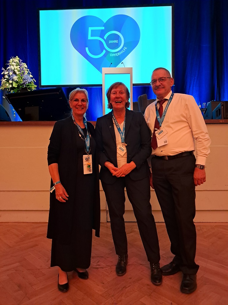 Landesvorsitzende Martina Tegtmeier (mitte) mit unserem Delegierten Klaus Straßburg und Stellv. Landesvorsitzende Angela Straßburg