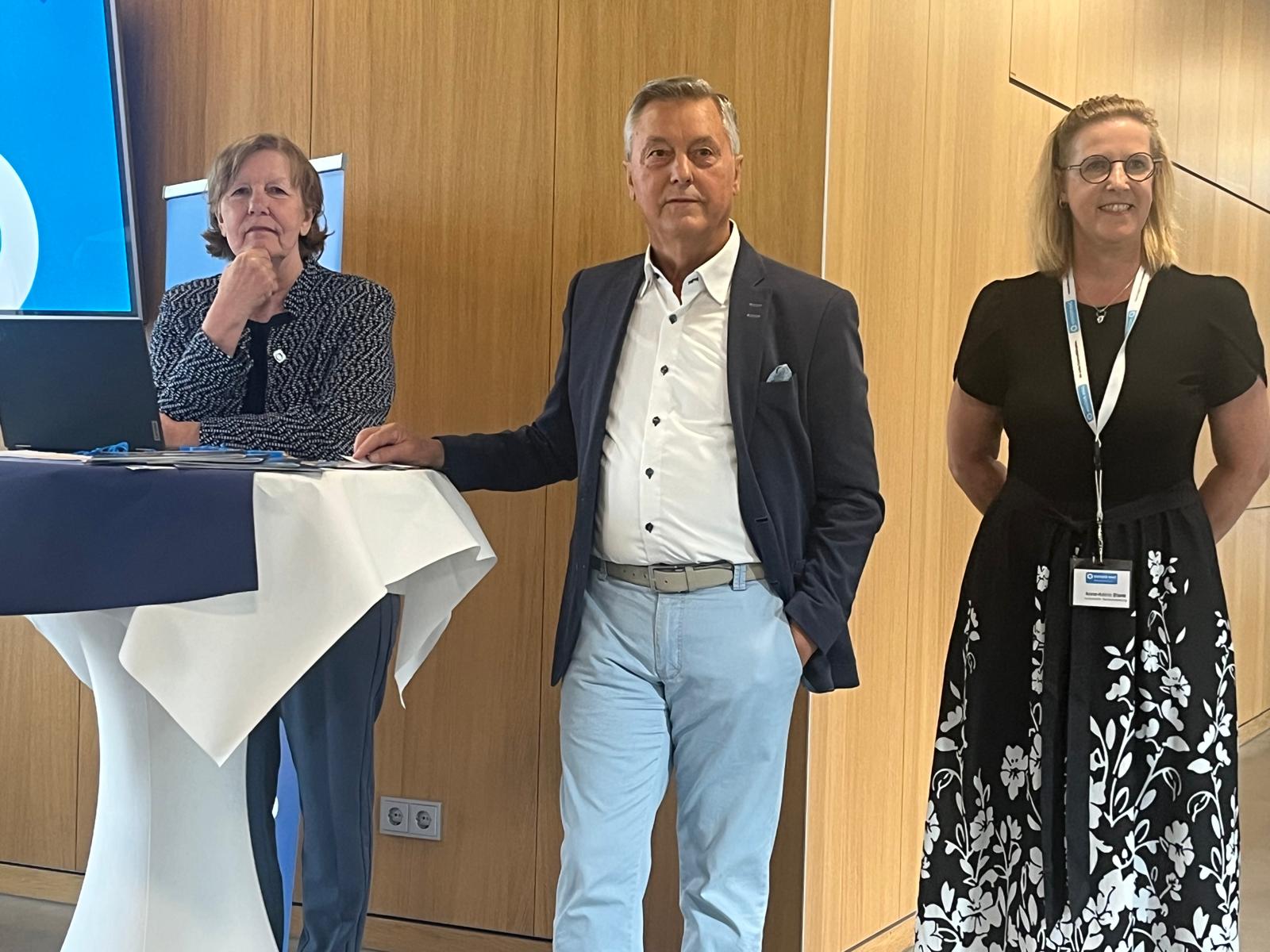 Landesvorsitzende Martina Tegtmeier, Stellvertrender Landesvorsitzender Manfred Dacher und Außenstellenleiterin in Neubrandenburg Anne Blank.