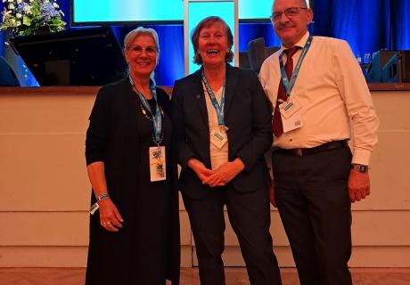 Martina Tegtmeier (mittig) mit Delegiertem Klaus Straßburg und Stellvertreterin Angela Straßburg